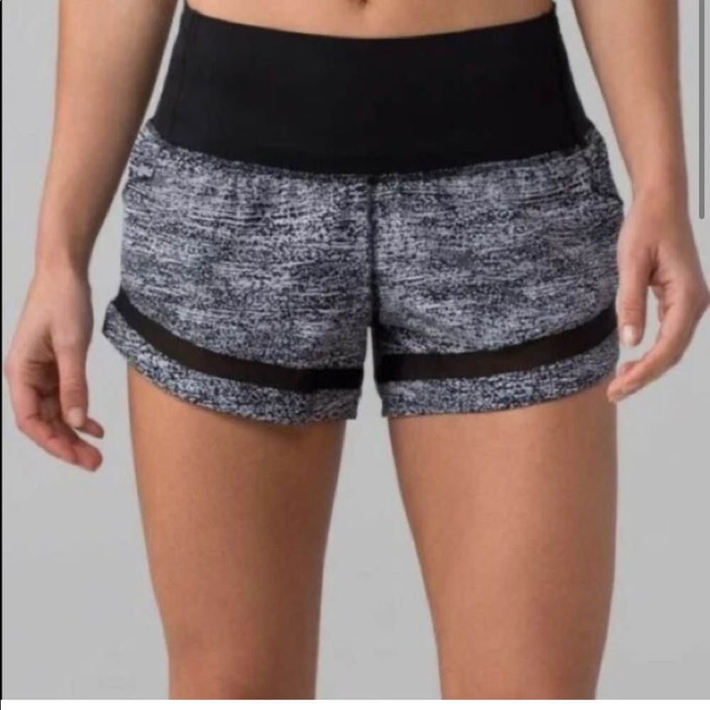 EUC Lululemon Black White Pace Perfect Shorts- Size 6